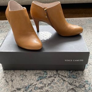 Vince Camuto Faux leather brown heeled booties size 8